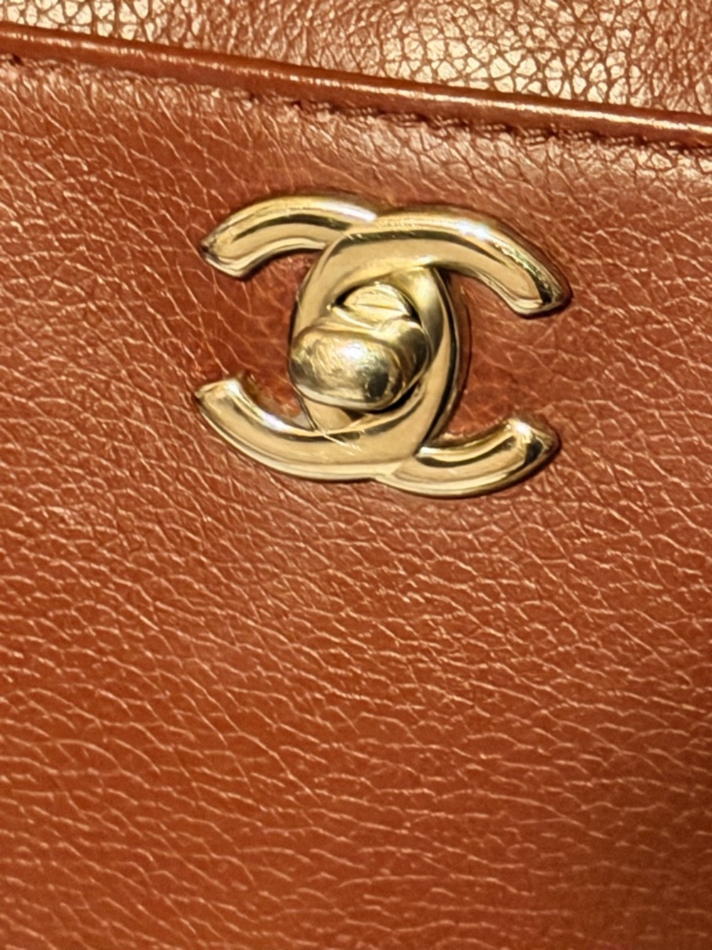 CHANEL Executive Cerf Leather Tote with CC Emblem - Picture 10 of 17